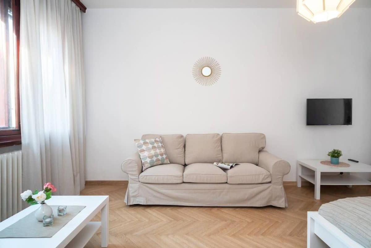 Convenient Apartment In The Heart Of Downtown Budapesta Exterior foto